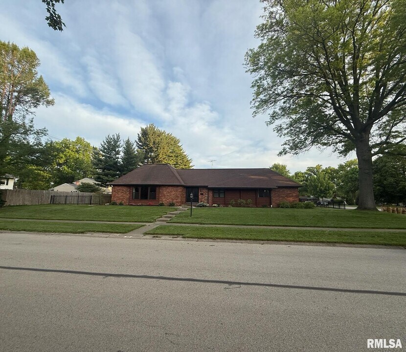 90 Pinehurst Dr in Springfield, IL - Building Photo