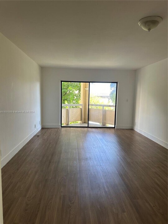 8290 Lake Dr, Unit 247 in Doral, FL - Foto de edificio