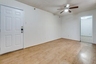 5916 Gaston Ave in Dallas, TX - Foto de edificio - Building Photo