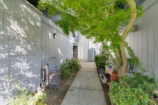 4235 Sheldon Cir in Pleasanton, CA - Building Photo - Building Photo