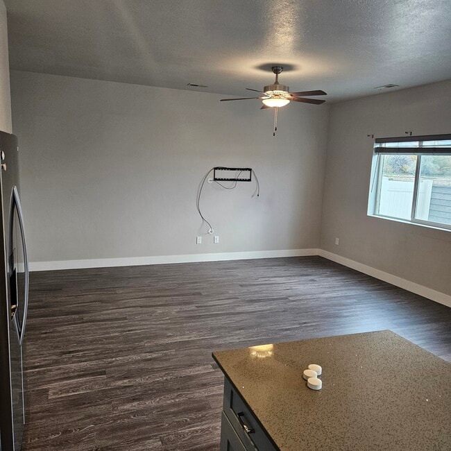 259 E 1500 N in Harrisville, UT - Foto de edificio - Building Photo