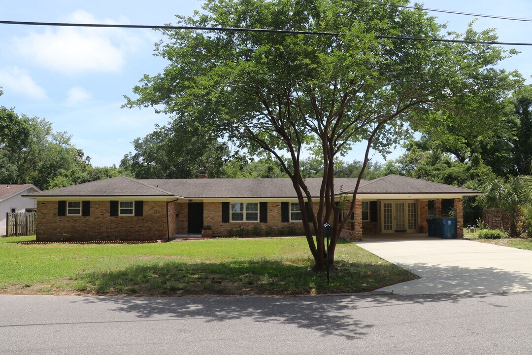 21 Highpoint Dr in Gulf Breeze, FL - Building Photo