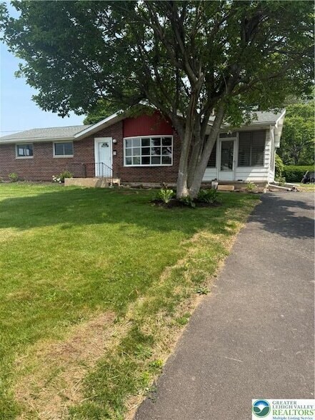 215 E Oxford St in Coopersburg, PA - Building Photo - Building Photo