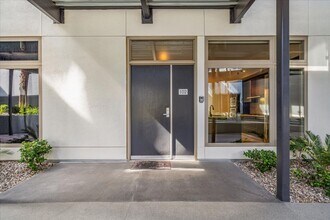 8925 W Flamingo Rd in Las Vegas, NV - Building Photo - Building Photo