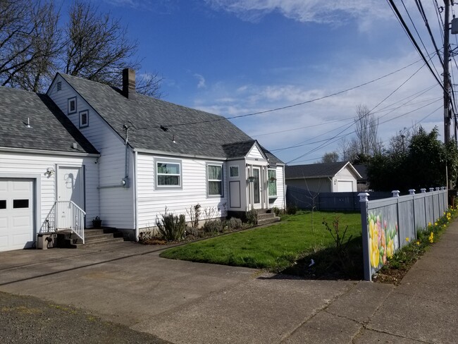 4681 Royal Ave in Eugene, OR - Foto de edificio - Building Photo