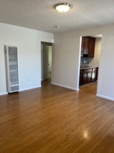 524 W 81st St in Los Angeles, CA - Building Photo - Building Photo