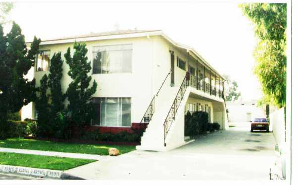 15911 Orizaba Ave in Paramount, CA - Building Photo