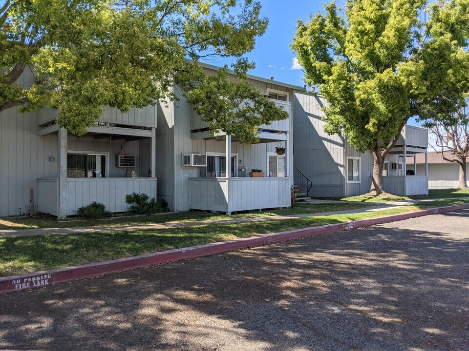 425 E Alameda St in Manteca, CA - Building Photo