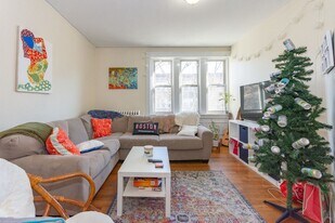 322 St Paul St in Brookline, MA - Building Photo