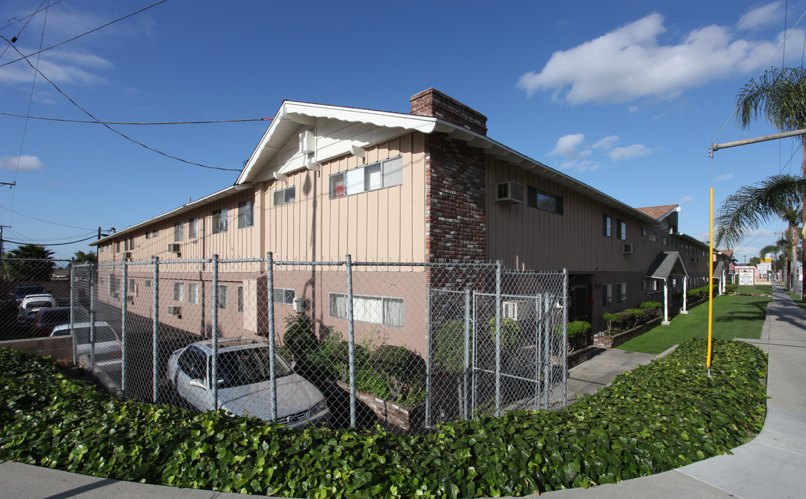 Tally Ho Apartments in Bellflower, CA - Building Photo