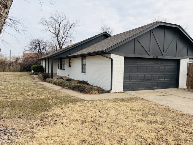 1204 NE 6th St in Moore, OK - Building Photo - Building Photo