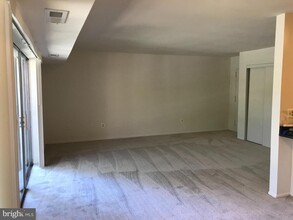 7821 Enola St-Unit -106 in McLean, VA - Foto de edificio - Building Photo