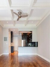 9 E 75th St, Unit 4D in New York, NY - Foto de edificio - Building Photo