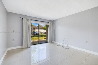 7010 NW 179th St in Hialeah, FL - Building Photo - Building Photo