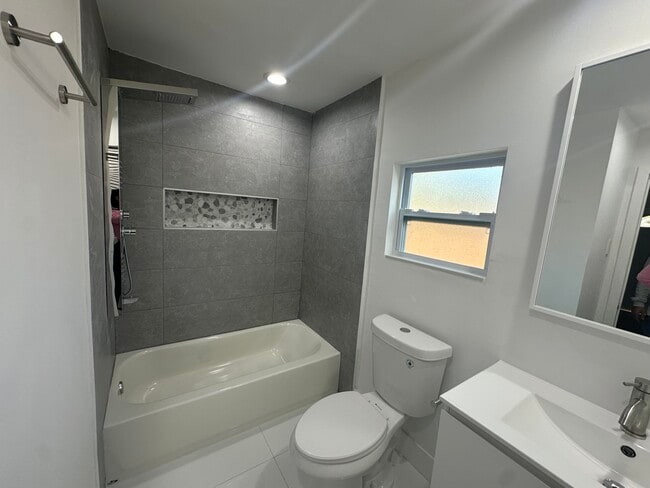 2210 NW 31st Ave, Unit 3