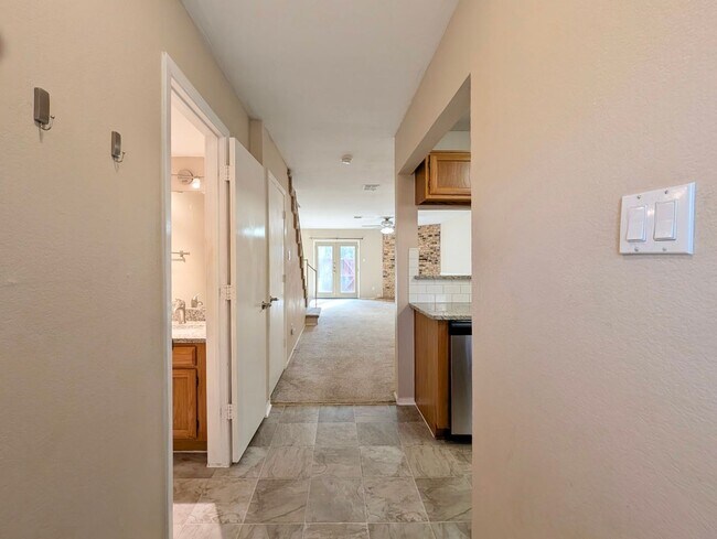 168 Merlin Way in Euless, TX - Foto de edificio - Building Photo