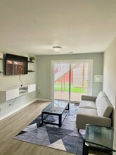 2004 Fort Pemberton Ct in Dumfries, VA - Foto de edificio - Building Photo