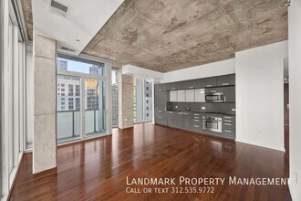 550 N St Clair St in Chicago, IL - Foto de edificio - Building Photo