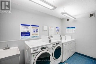 720 Spadina Ave. in Toronto, ON - Building Photo - Building Photo