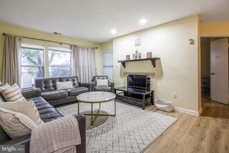 7705 Lafayette Forest Dr in Annandale, VA - Building Photo - Building Photo