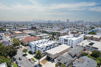 5000 W Maplewood Ave in Los Angeles, CA - Building Photo - Building Photo