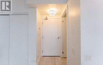 5 Hanna Ave in Toronto, ON - Building Photo - Building Photo