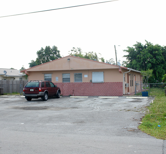 1630 SW 44th Ter in Fort Lauderdale, FL - Building Photo - Building Photo