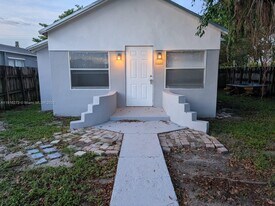 2132 McKinley St in Hollywood, FL - Building Photo