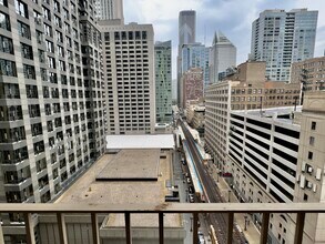200 N Dearborn St in Chicago, IL - Building Photo - Building Photo
