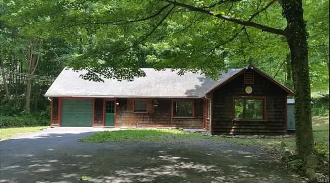 13 Waterbury St in Weston, CT - Building Photo - Building Photo