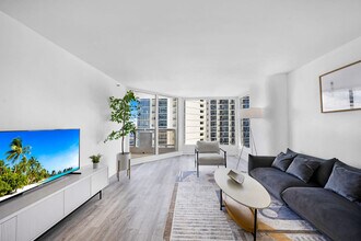 1717 N Bayshore Dr in Miami, FL - Building Photo - Building Photo