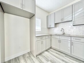 1058 Normandie Ave in Los Angeles, CA - Building Photo - Building Photo