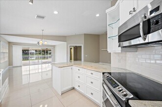 4197 Royal Oak Dr in Palm Beach Gardens, FL - Building Photo - Building Photo