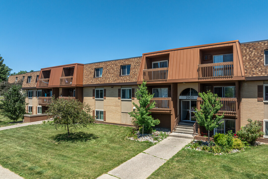 Towne Square Apartments in Lansing, MI - Building Photo