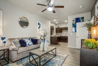 Urban Oaks at Conroe in Conroe, TX - Foto de edificio - Building Photo