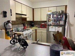404 Carhart Ct in East Brunswick, NJ - Building Photo - Building Photo