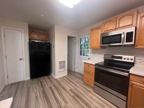 11 E Hills Dr in New Canaan, CT - Building Photo - Building Photo
