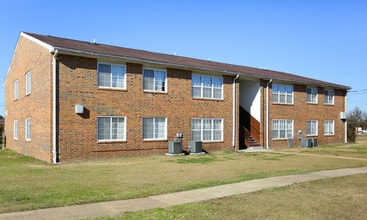 Highland Village Apartments in Montgomery, AL - Foto de edificio - Building Photo