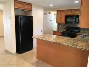 1050 Clairborne St in Holiday, FL - Building Photo - Building Photo