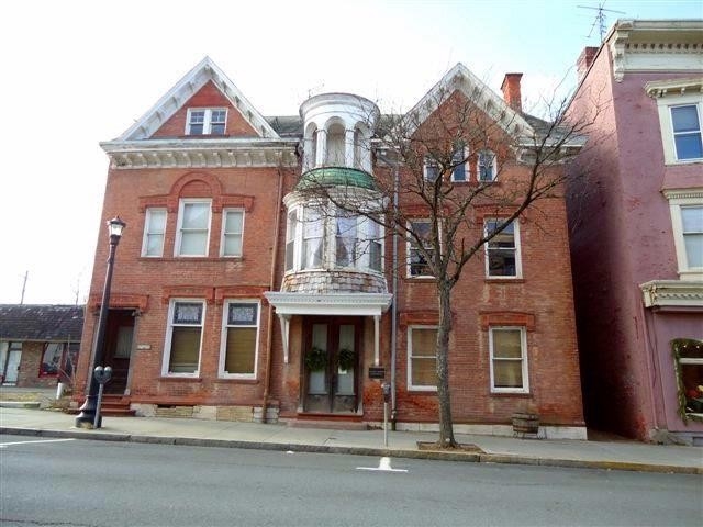 445 Warren St in Hudson, NY - Building Photo