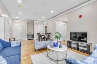 54 Loomis St in Bedford, MA - Building Photo - Building Photo