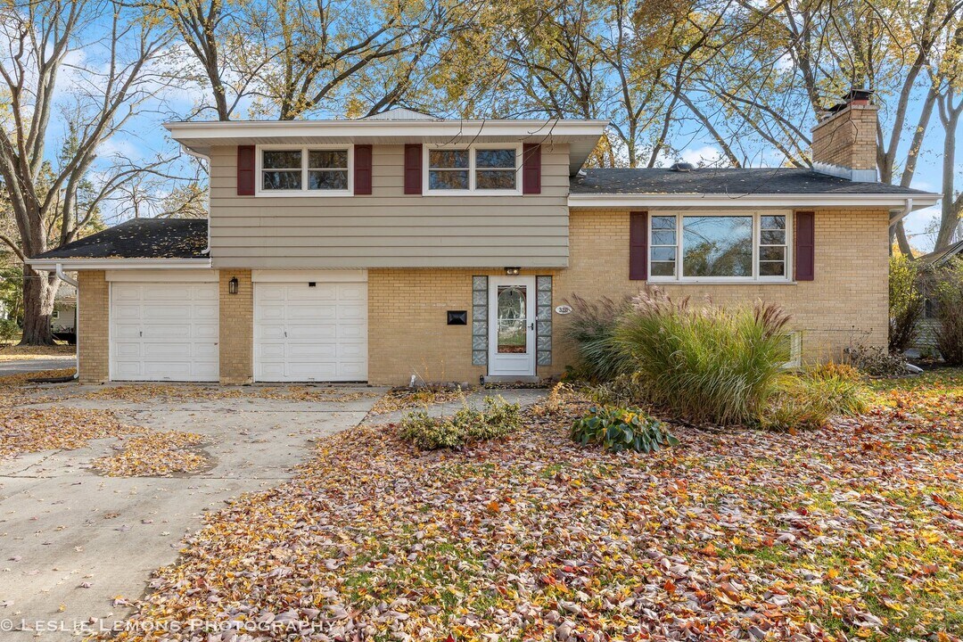 320 Elmwood Dr in Naperville, IL - Building Photo
