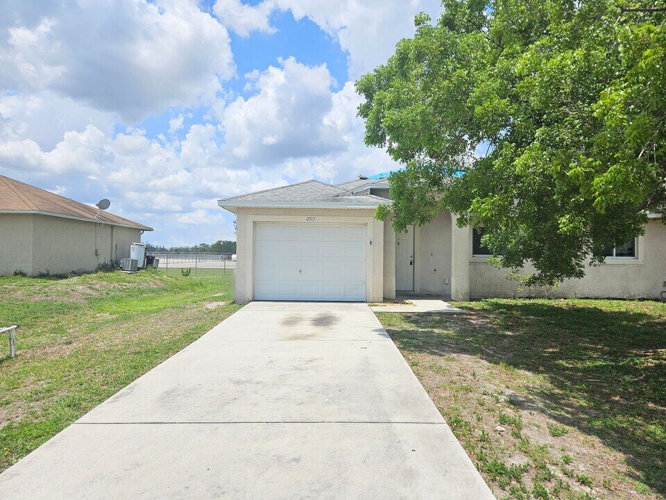 2517 Park Rd in Lehigh Acres, FL - Building Photo