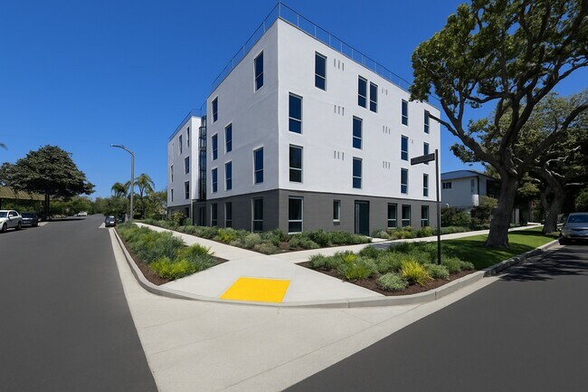 1503 E Venice Blvd