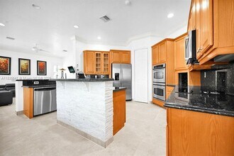 11233 NW 71st Ter in Doral, FL - Building Photo - Building Photo