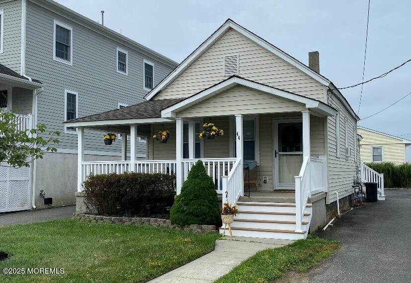 44 Riverdale Ave in Monmouth Beach, NJ - Building Photo