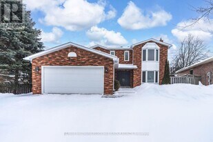 16 Autumn Ln in Barrie, ON - Building Photo