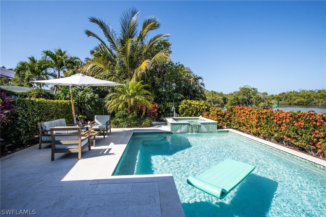 1712 Harbor Ln in Naples, FL - Building Photo