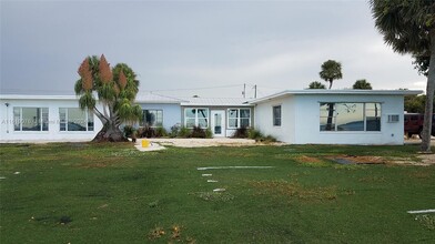 6003 S Indian River Dr in Fort Pierce, FL - Foto de edificio - Building Photo