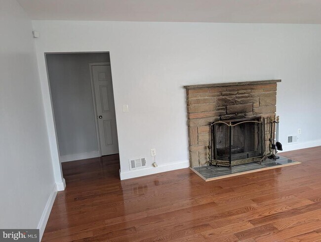 property at 5504 Kirby St